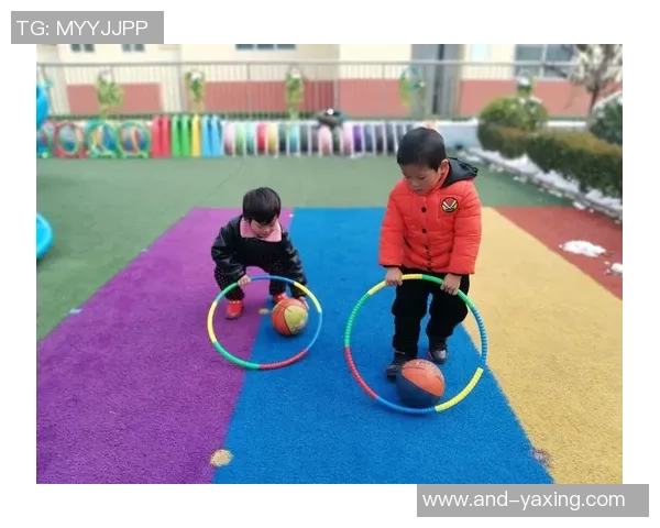 小孩们在阳光下快乐踢足球的欢声笑语与成长瞬间